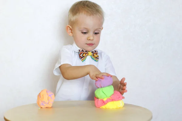 Letni Chłopiec Maluch Bawi Się Kinetyczną Gliną Modelarską Plastycyną Ciastem Zdjęcie Stockowe