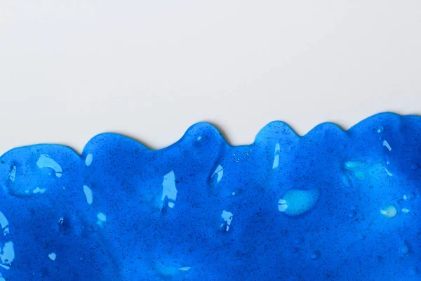 背景の白い表面に青い粘着性のある粘菌 ストックフォト