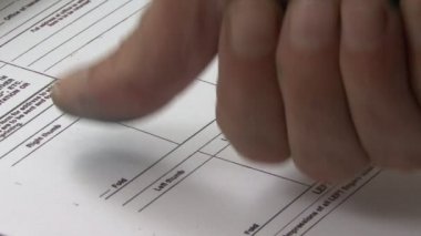 Kimlik ofisinde parmak izi formu var.