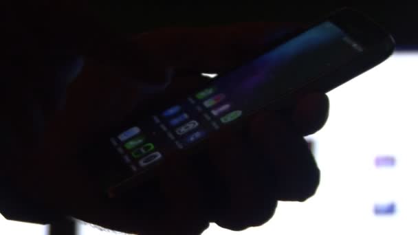 Людина Користується Розумним Телефоном Офісі — стокове відео