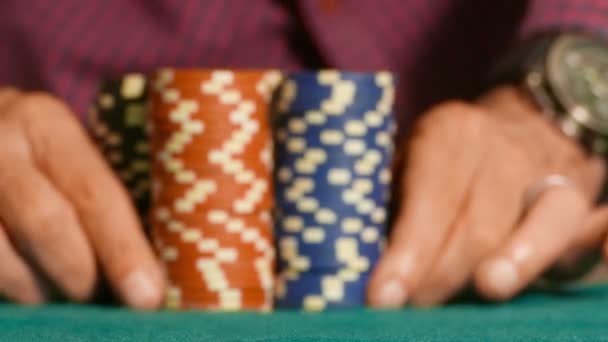 Jogar Com Fichas Casino Põe Chip Casino Mesa Aposta — Vídeo de Stock
