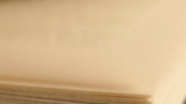 Sayfaları çeviren bir kitap. Bir kitap sayfasının eylem dönüşümünde aşırı yakın plan görüntüsü