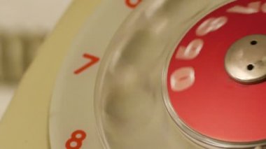 Telefonu arayan bir adam. Eski telefon, yakın plan.