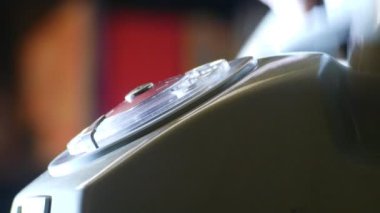 Telefonu arayan bir adam. Eski telefon, yakın plan.