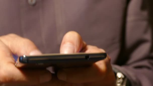 男性手指在触摸屏智能手机上打字 使用智能手机进行特写 — 图库视频影像