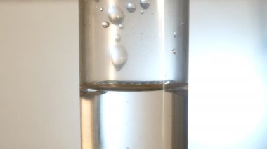 Serum. Damardan serum fizyolojik verin.