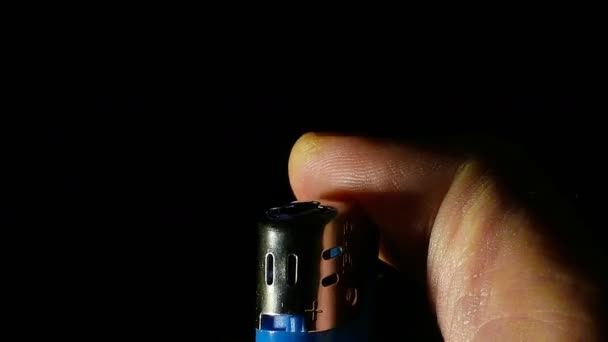 Lignifiant cigarette dans le noir. Gros plan 