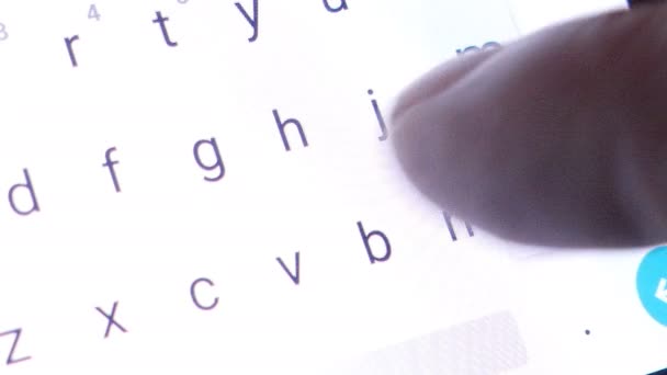 Hand Eines Mannes Der Eine Nachricht Auf Einer Smartphone Tastatur — Stockvideo