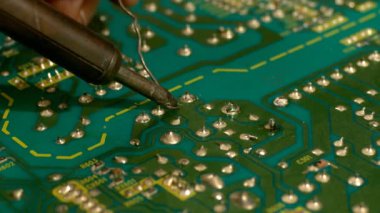 Elektronik panoda teneke lehim var.