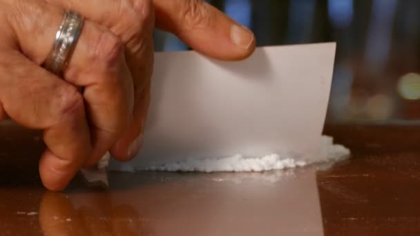 テーブルの上でコカインを分割違法薬物 — ストック動画