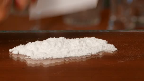 テーブルの上でコカインを分割違法薬物 — ストック動画