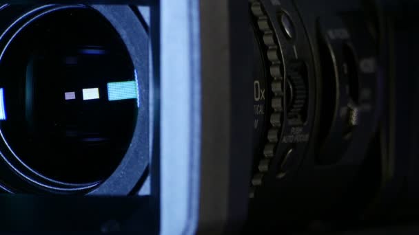 プロ用ビデオカメラ パンニングとズームビデオカメラレンズをクローズアップ — ストック動画