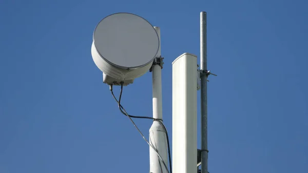 Mavi gökyüzündeki telekomünikasyon anten kulesi. Cep telefonu telekomünikasyon anten kulesi bulutlu ve mavi gökyüzü