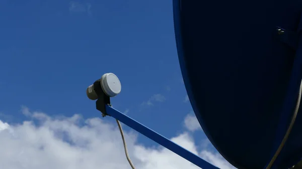 Mavi gökyüzünde ve bulutlarda uydu antenleri. Kablo TV anteniName