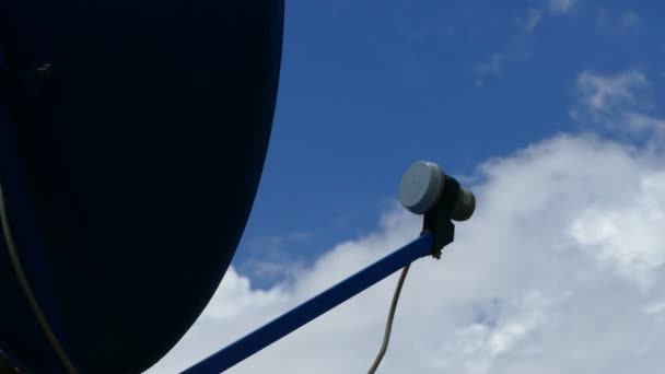 Satellit Antenn Med Moln Timelapse Kabel Antenn — Stockvideo