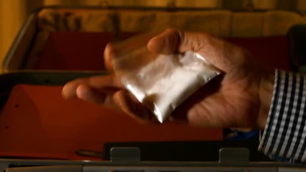 Mężczyźni Robiący Torby Podróżnicze Paczką Kokainy Nielegalny Transport Narkotyków — Wideo stockowe