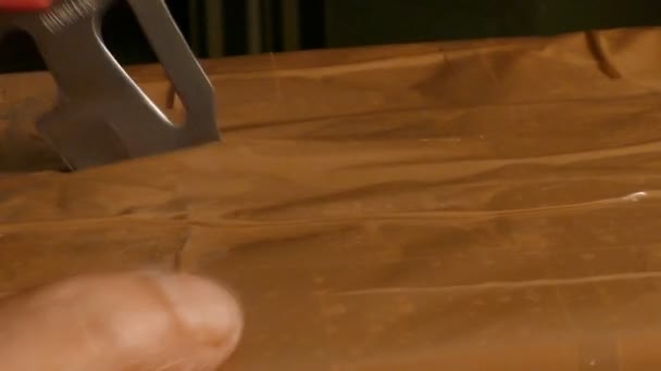 Bei Der Überprüfung Von Kokainpäckchen Öffnet Polizeibeamter Mit Messer Päckchen — Stockvideo
