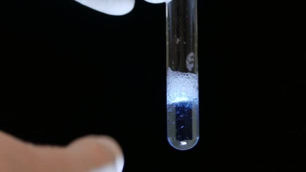 Wetenschapper Analyseert Een Chemische Stof Het Laboratorium Testbuis Close — Stockvideo