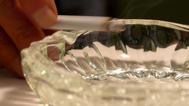 Un fumeur qui met la cigarette dans le cendrier. Gros plan de la main d'un fumeur à l'aide du cendrier 