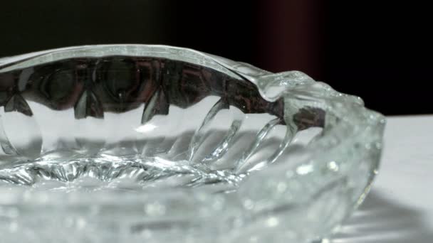 Un fumeur qui met la cigarette dans le cendrier. Gros plan de la main d'un fumeur à l'aide du cendrier 