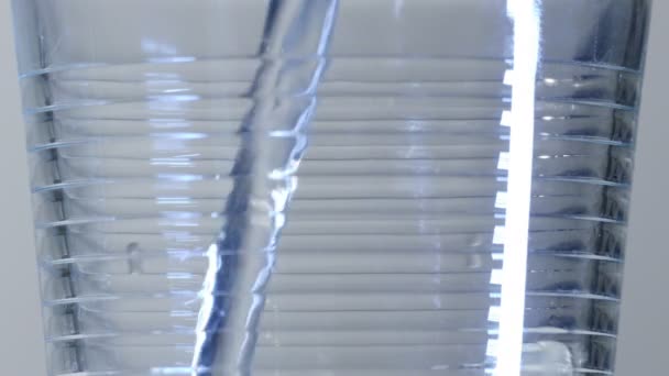 ガラスのクローズアップに落下する水の表示 — ストック動画
