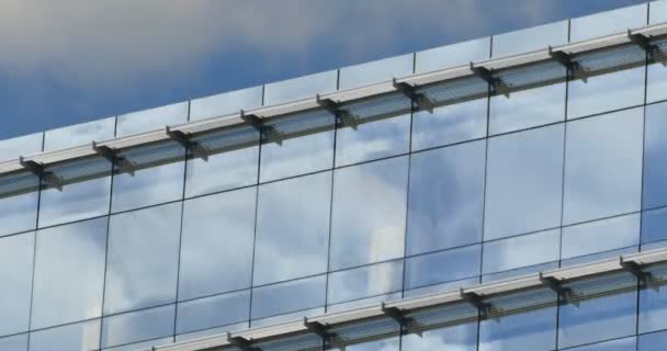 Temps Réflexion Des Nuages Dans Gratte Ciel Des Fenêtres — Video