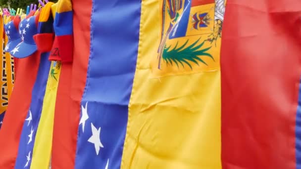 Vendite Bandiere Cappelli Venezuela Strada — Video Stock