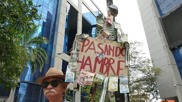 Venezuela 'da, komünizme ve sosyalizme karşı özgürlük protestosu. Caracas Venezuela 2020 dolaylarında Venezuela 'da özgürlük protestosu düzenledi. Bir adam aç olduğu için protesto ediyor.