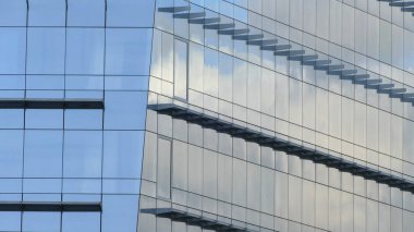 Pencere gökdeleninde bulut yansıması