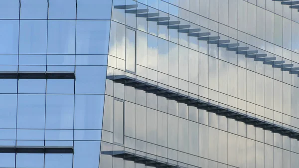 Pencere gökdeleninde bulut yansıması