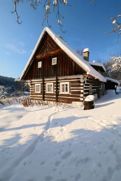 在冬天的木制小屋 — 图库照片