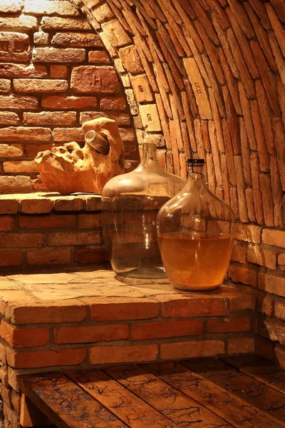 Вино demijohn в подвале — стоковое фото