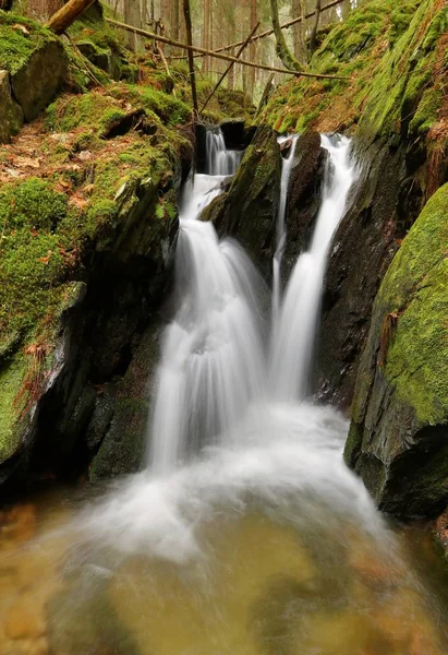 在山中的小溪瀑布 — 图库照片