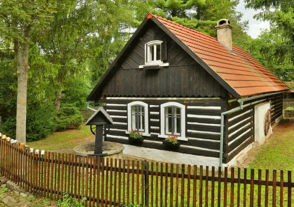 Традиционный Деревянный Коттедж Чехии — стоковое фото