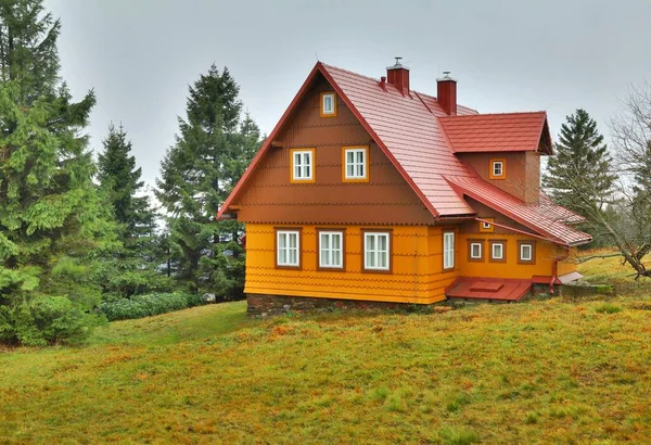 Традиционный Деревянный Коттедж Чехии — стоковое фото