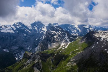 Montaas en los Alpes suizos schilthorn cruzados por una nube