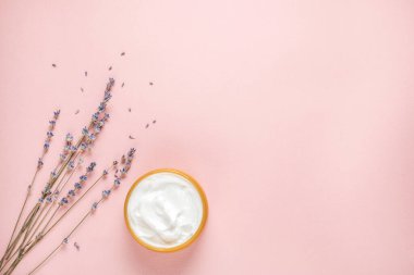 Spa, güzellik kozmetiği ve fotokopi alanı ile vücut bakımı konsepti. Yaratıcı üst görünüm, vücut kremi ve organik lavanta çiçekleriyle düz konum.