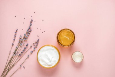 Spa, güzellik kozmetiği ve fotokopi alanı ile vücut bakımı konsepti. Yaratıcı üst görünüm düz konum jel yüz maskesi, vücut kremi ve organik lavanta çiçekleriyle.