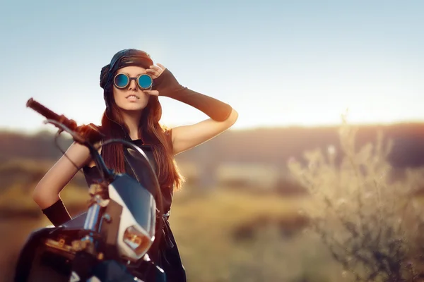 Cosplay Steampunk kadının yanında onun motosiklet — Stok fotoğraf
