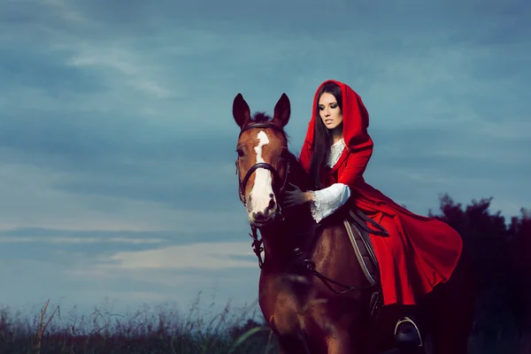 Capucha Roja Princesa Montar a Caballo — Foto de Stock