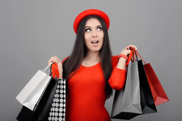 Sorprendida mujer divertida con bolsas de compras — Foto de Stock