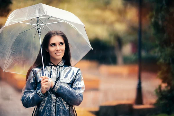 Mulher Outono com capa de chuva transparente e guarda-chuva — Fotografia de Stock