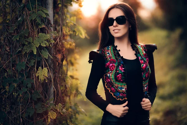 Mujer de moda con gafas de sol y chaleco floral — Foto de Stock
