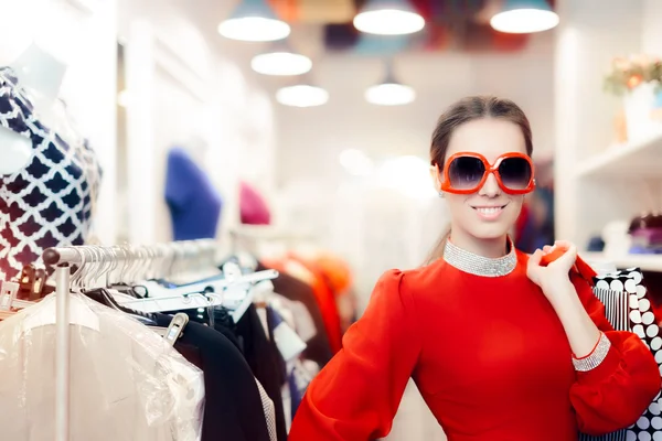 Mujer elegante con gafas de sol grandes y bolsas de compras — Foto de Stock