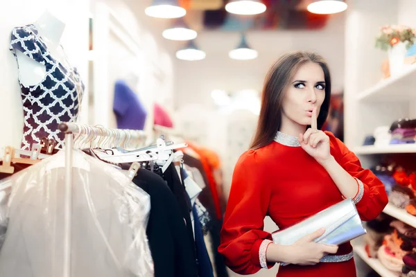 Elegante vrouw houden een geheim in Fashion Store — Stockfoto