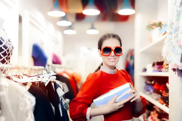 Elegante donna con occhiali da sole oversize e pochette argento — Foto Stock