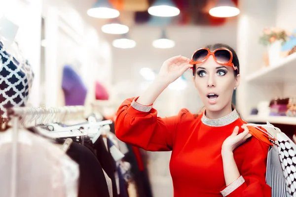 Удивлённая элегантная женщина в магазине моды — стоковое фото