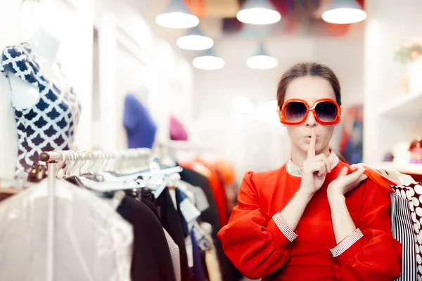 Shopping mit großer Sonnenbrille Frau hält ein Geheimnis — Stockfoto