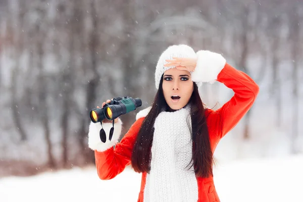 Mulher de inverno surpresa com binóculos À procura de Natal — Fotografia de Stock