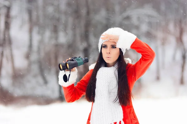 Mulher de inverno surpresa com binóculos À procura de Natal — Fotografia de Stock